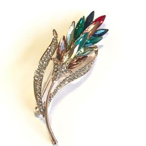 * Item# B32 NWT Multicolor Crystal Flower Brooch *